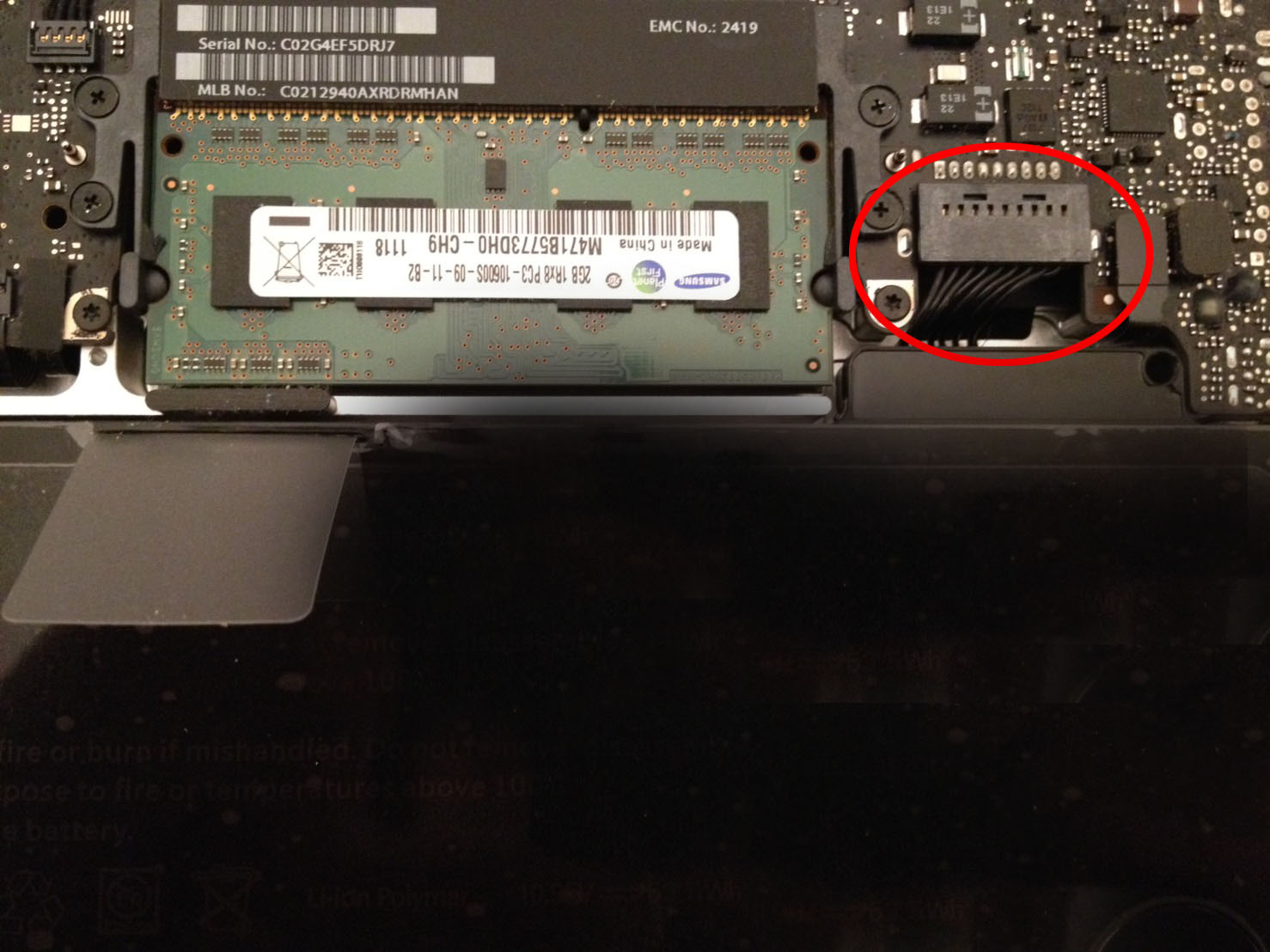 changing-battery-mac-book-10