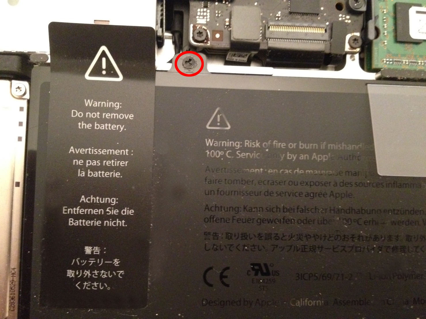 changing-battery-mac-book-5