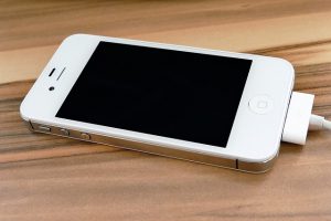 iPhone 4sのバッテリー交換！自分ですると安く修理できたぞ！